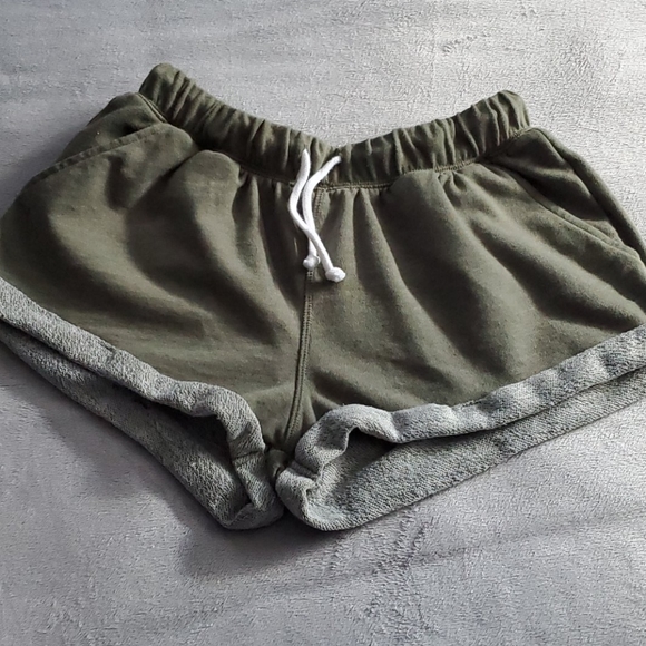 H&M Pants - Olive green basic shorts